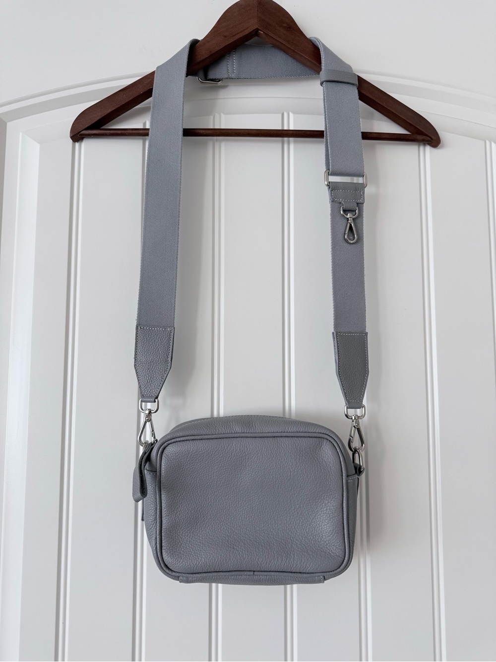 Roots Gray Crossbody Bag. Leather.